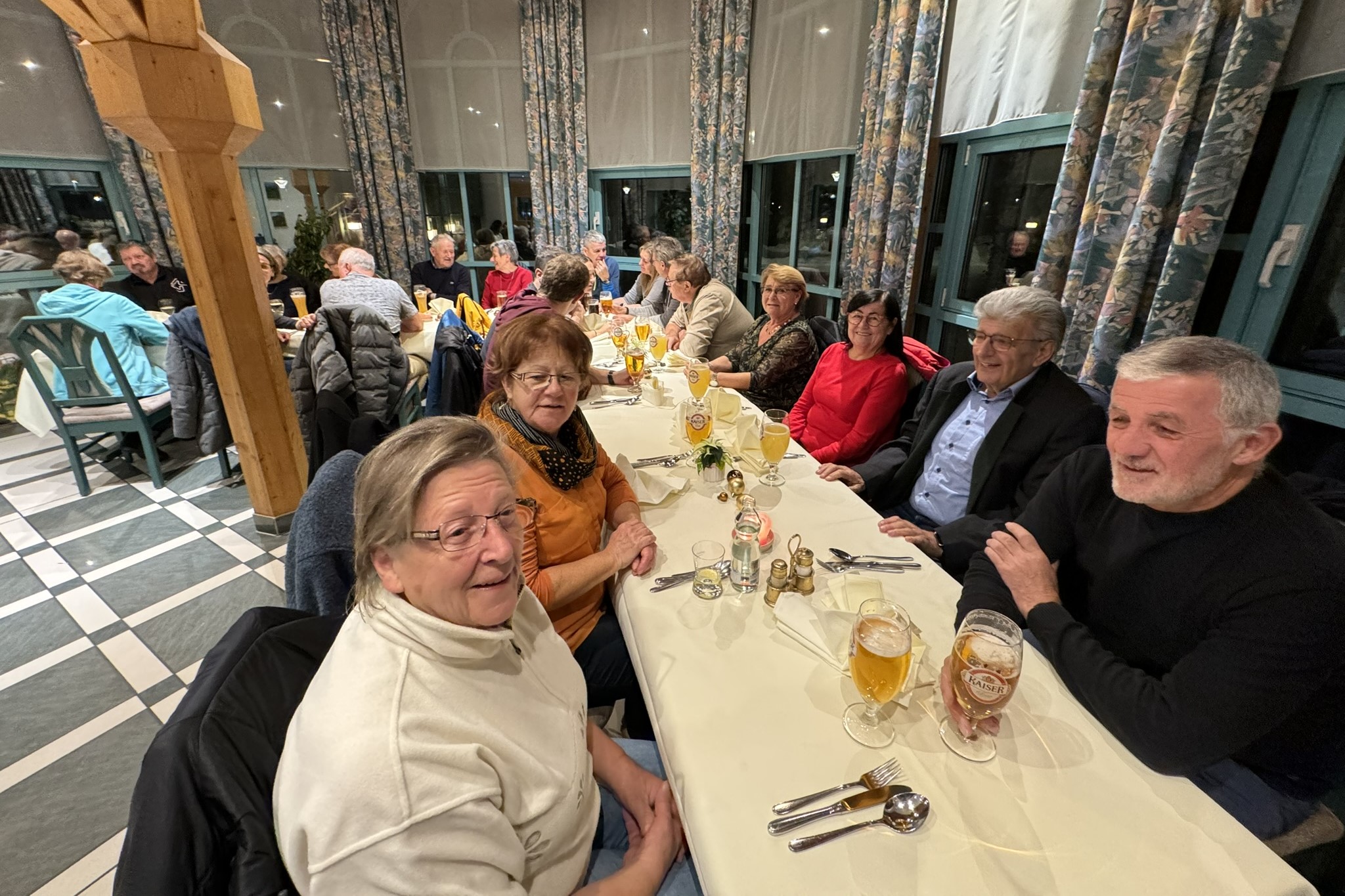 Ein feierlich gedeckter Tisch mit zahlreichen IPA Mitgliedern.