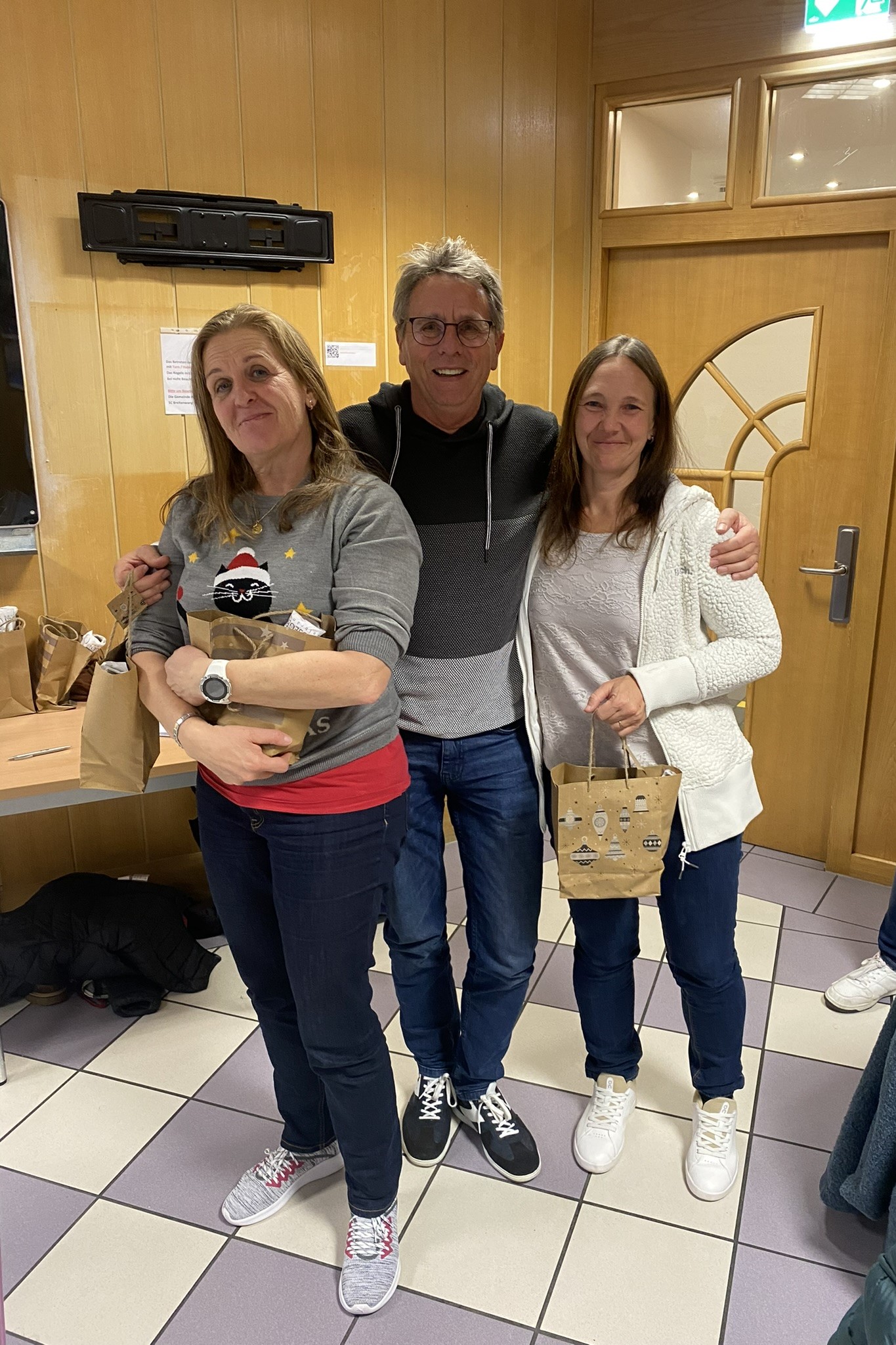Dritter wurden Sigrid, Nicole und Gerhard.