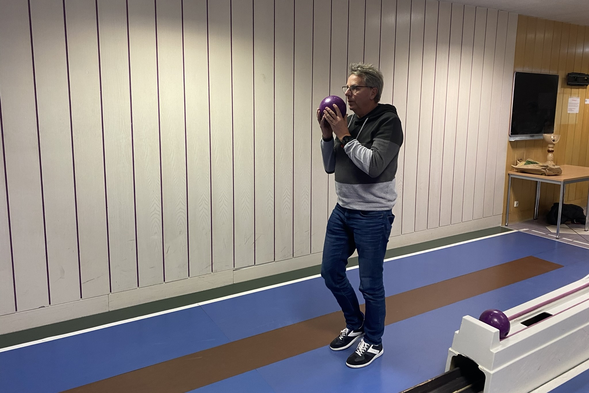 Gerhard ist voll motiviert und nimmt die Kegel ins Visier.